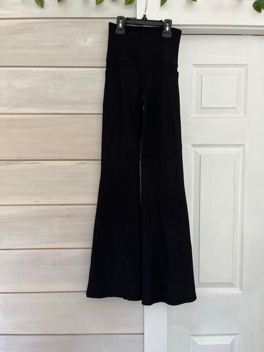 Athleta Salutation Stash Rib Flare black
 legging XXS